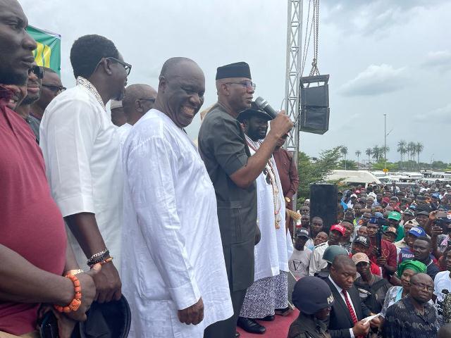 Tinubu, Omo-Agege, Donate N200m Relief Materials, Cash To Displaced Flood Victims in Delta …Aviation Strike Stalls Tinubu Visit, Chopper Movement
