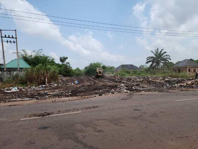 Aniocha North Local Government Council Evacuates illegal Refuse Dump Sites In Issele-Uku