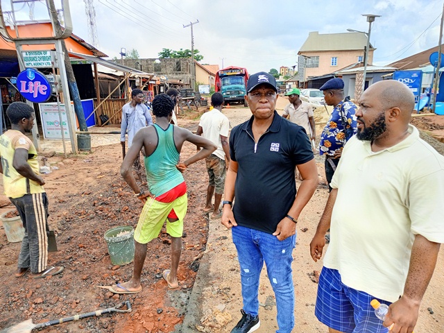 Aniocha North Council Boss, Okwechime Commences Repairs On Issele-Uku Main Entrance Road, As Issele-Uku Residents Observes Special Environmental Sanitation Exercise