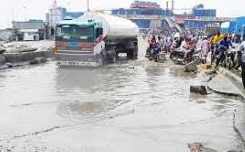 Motorists Groan As They Navigate Through Failed Portions of Asaba-Benin Highway