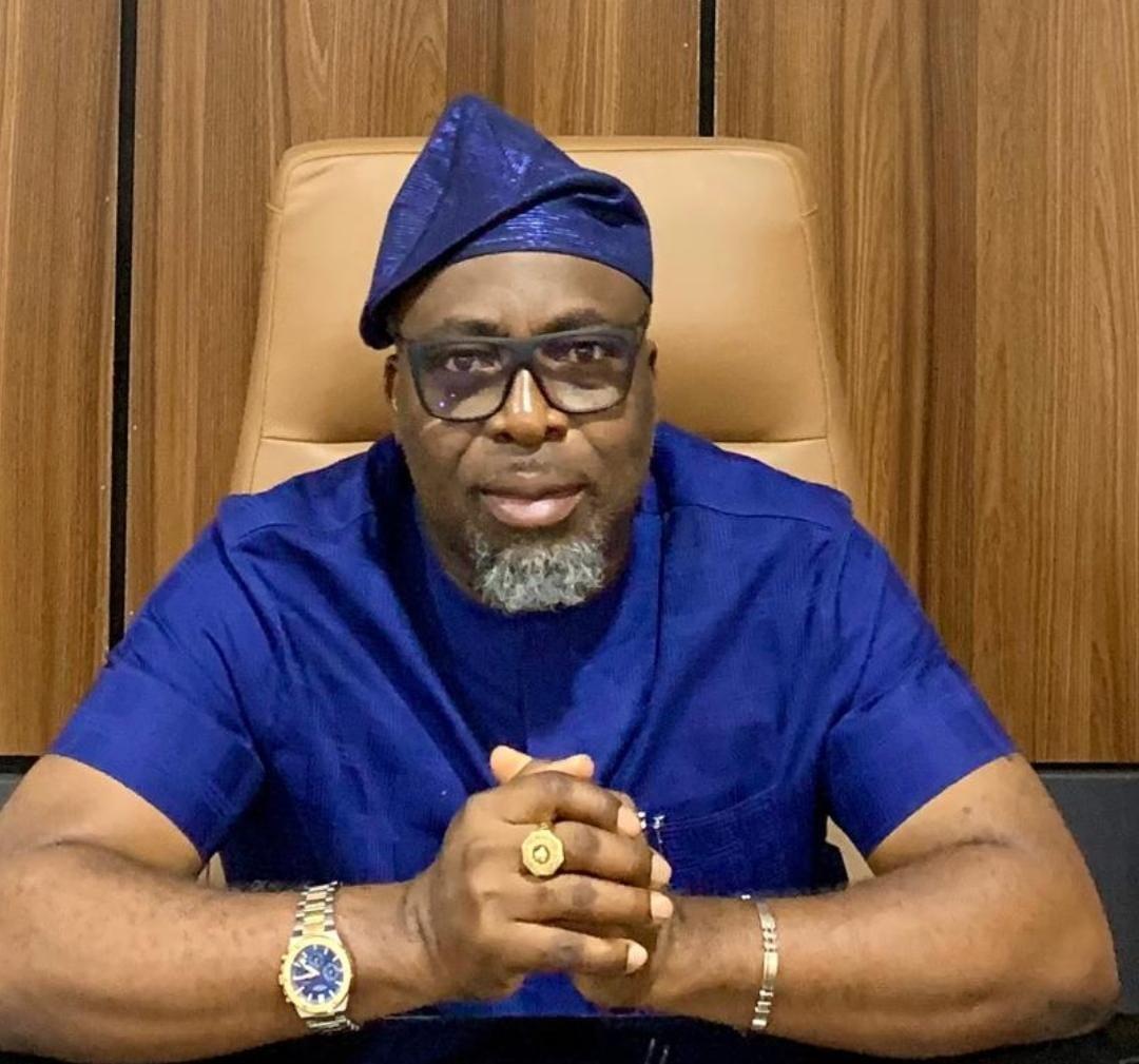 Yuletide: Chief Nkem Okwuofu Commends Aniocha North Chairman, Emmanuel Chinye, for Touching Lives